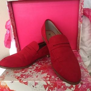 Loafers in red.